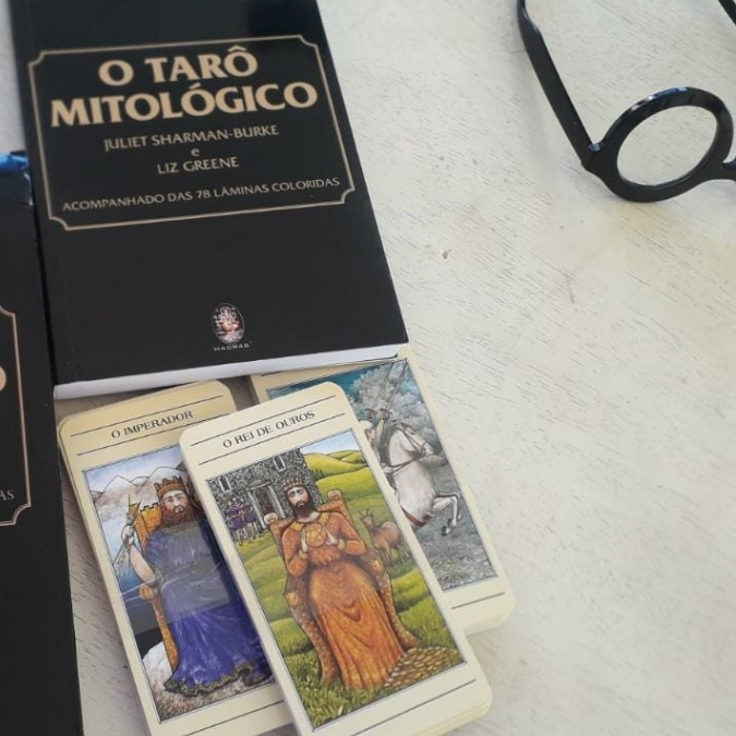 Atendimentos terapêuticos personalizados com abordagem integrativa: Baralho Lenormand, Oráculo, Jogo do Amor, Constelação Sistêmica, Florais de Bach, ThetaHealing e Cafeomancia. Cada sessão é conduzida com escuta sensível, profundo respeito e conexão espiritual, oferecendo clareza, equilíbrio emocional e expansão da consciência. Ideal para quem busca respostas, alívio de bloqueios, fortalecimento pessoal e reconexão com seu propósito. Atendimentos online e presenciais com sigilo, acolhimento e cuidado verdadeiro.
