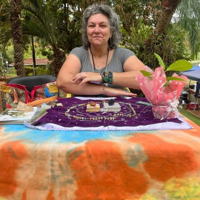 Atendimentos terapêuticos personalizados com abordagem integrativa: Baralho Lenormand, Oráculo, Jogo do Amor, Constelação Sistêmica, Florais de Bach, ThetaHealing e Cafeomancia. Cada sessão é conduzida com escuta sensível, profundo respeito e conexão espiritual, oferecendo clareza, equilíbrio emocional e expansão da consciência. Ideal para quem busca respostas, alívio de bloqueios, fortalecimento pessoal e reconexão com seu propósito. Atendimentos online e presenciais com sigilo, acolhimento e cuidado verdadeiro.