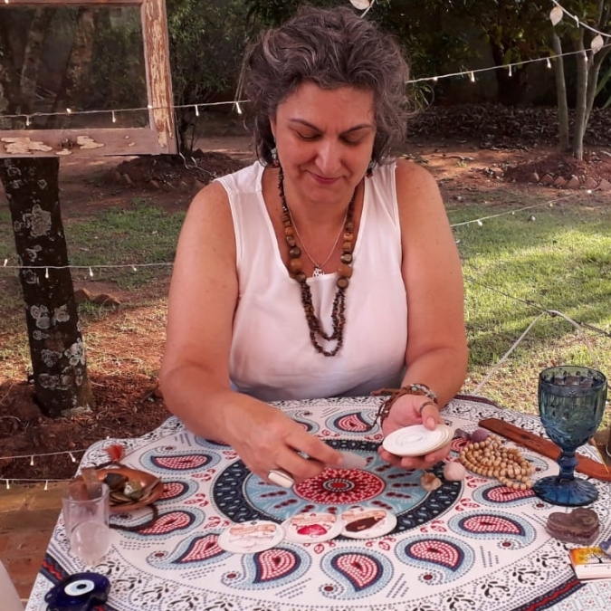 Atendimentos terapêuticos personalizados com abordagem integrativa: Baralho Lenormand, Oráculo, Jogo do Amor, Constelação Sistêmica, Florais de Bach, ThetaHealing e Cafeomancia. Cada sessão é conduzida com escuta sensível, profundo respeito e conexão espiritual, oferecendo clareza, equilíbrio emocional e expansão da consciência. Ideal para quem busca respostas, alívio de bloqueios, fortalecimento pessoal e reconexão com seu propósito. Atendimentos online e presenciais com sigilo, acolhimento e cuidado verdadeiro.